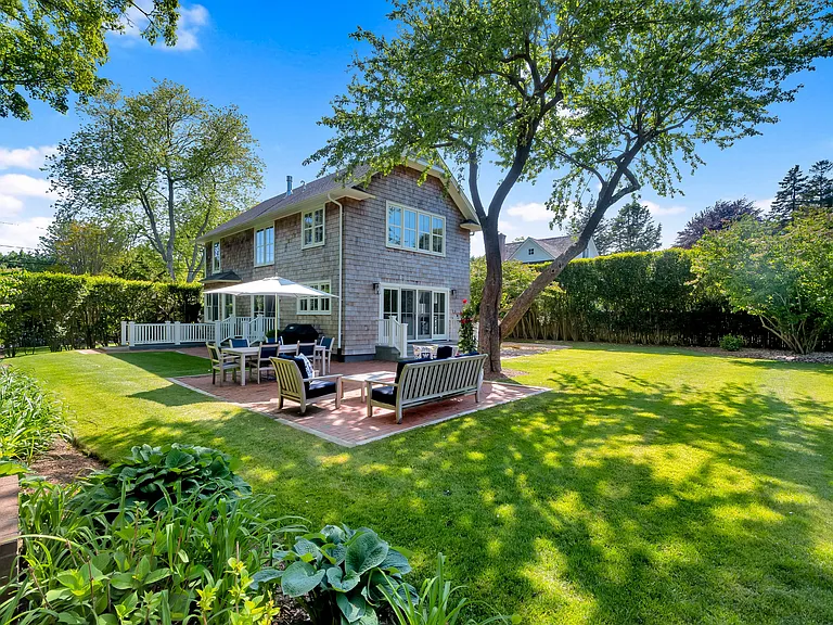 128 Newtown Ln — Photo 3