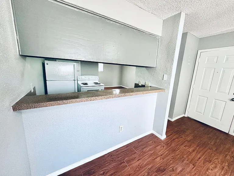 Awesome open Studio Apartments Close to Downtown — Photo 47