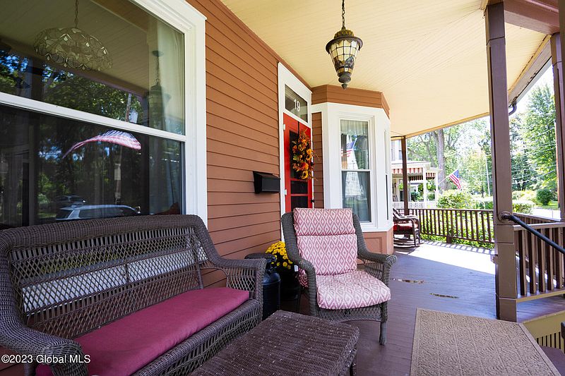4th image of 19 N Lyons Avenue