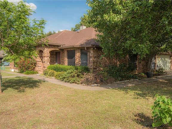 3rd image of 601 Oldham Ln