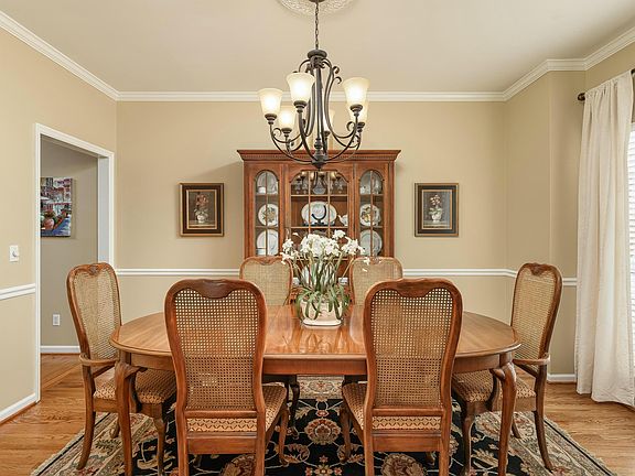 5th image of 2124 College Park Ln