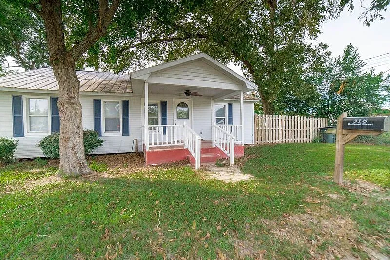 2 bed, 1.0 bath, 925 sqft, $1,050 — Photo 3