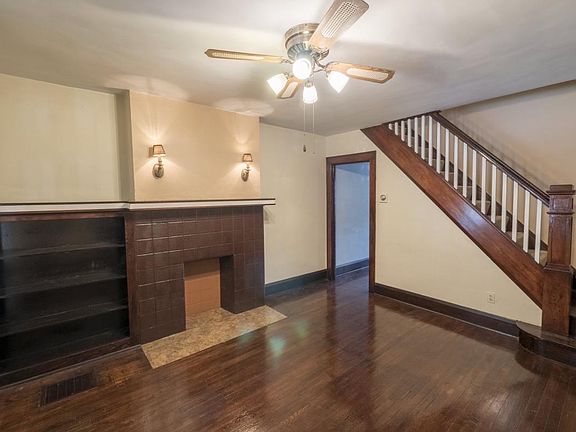Elegante Living room, deco fire place with side lights, bookcase, gorgeous hard wood floor,
