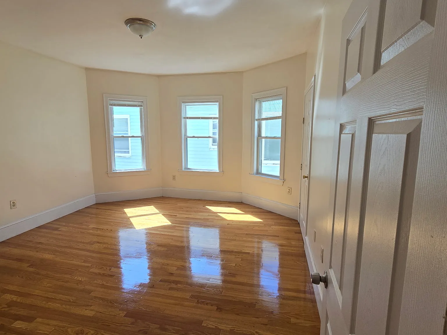 5 bed, 2000 sqft, $4,300 — Photo 2