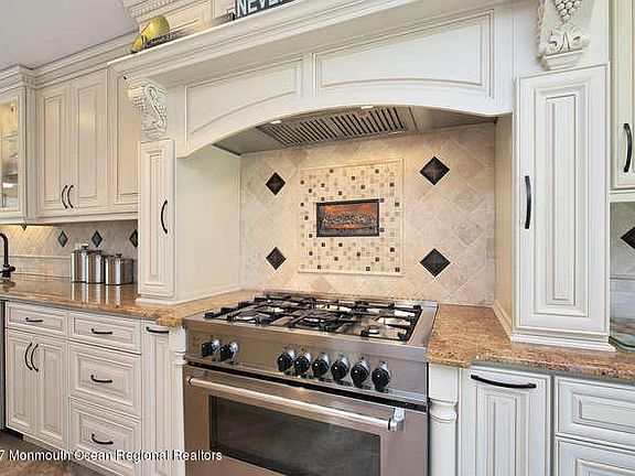 3rd image of 905 River Oaks Ln