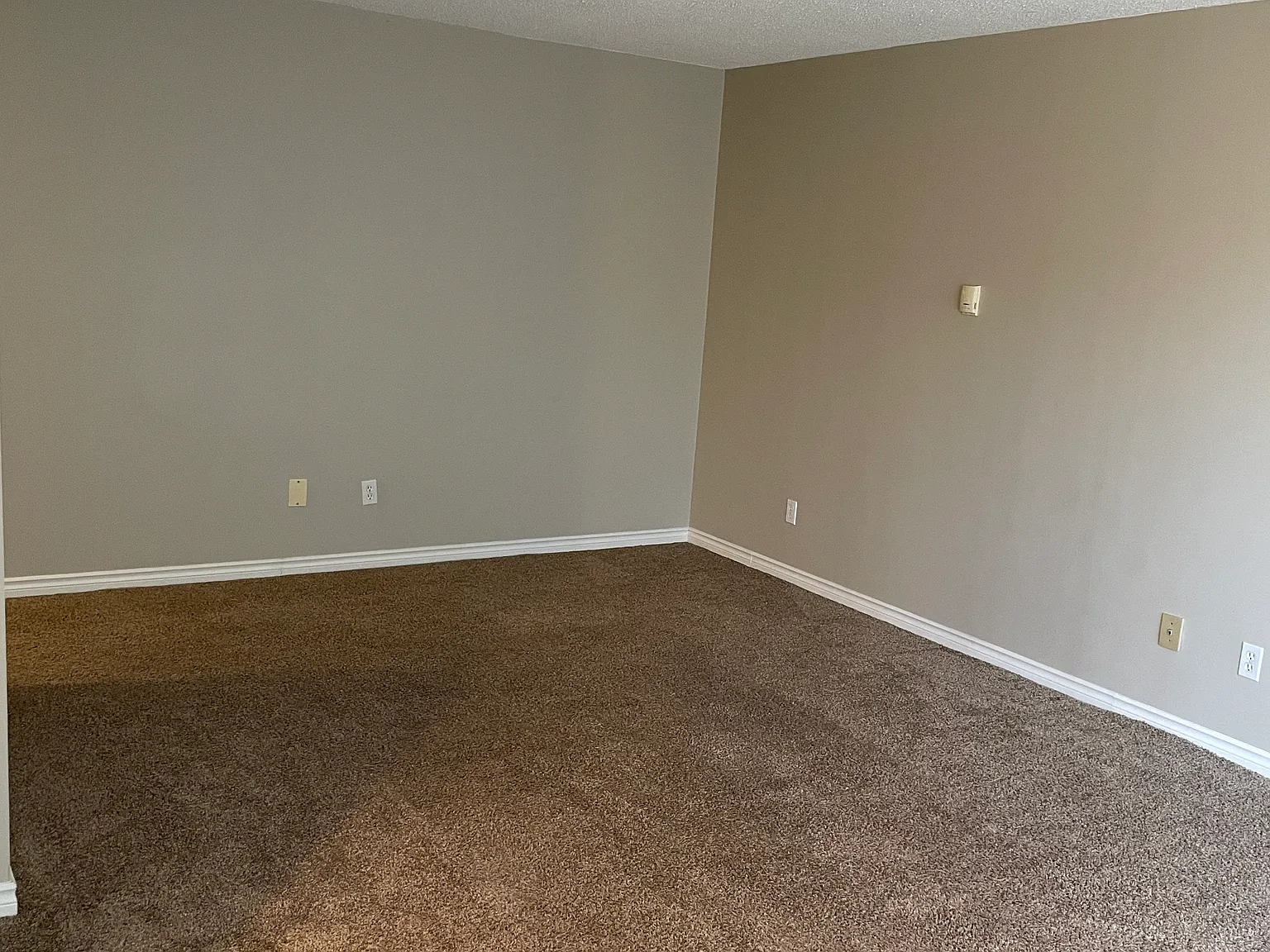 Metropole Apartments - Free Early Move In Before August 1st — Photo 3
