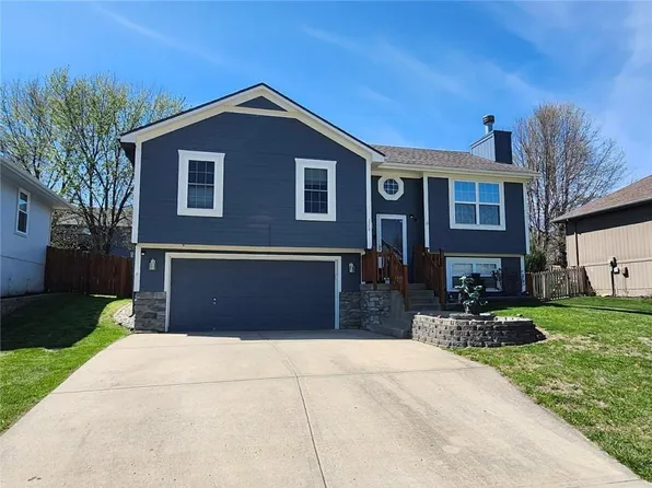 208 Hampton Dr, Smithville, MO 64089