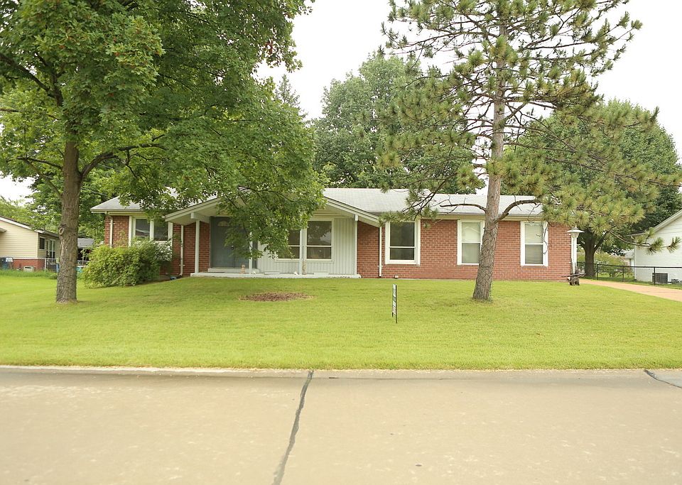 1st image of 2555 Yorkshire Dr