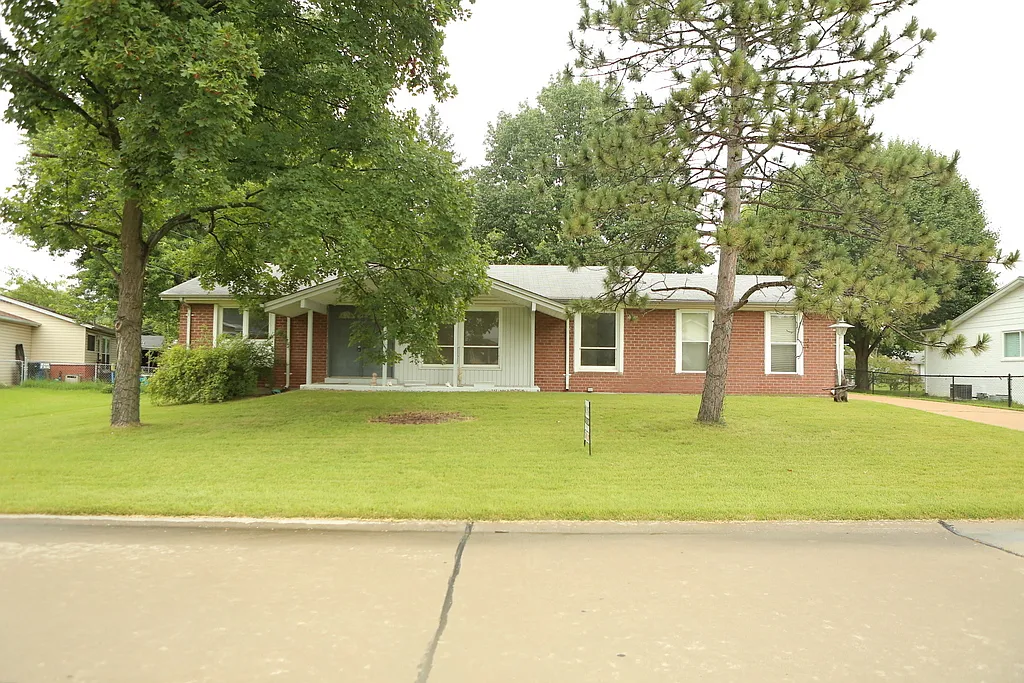 2555 Yorkshire Dr photo 1