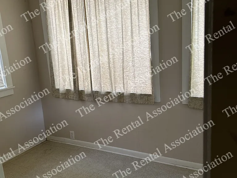 309 E Texas Ave — Photo 18