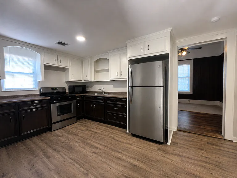 407 Walton St — Photo 6
