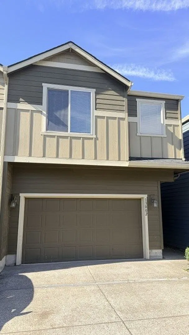 Three Bedrooms Plus Loft! Centrally located! — Photo 1