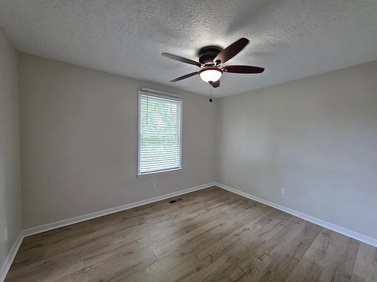 307 Castlewood Dr — Photo 8