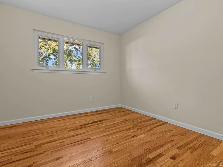 23729 Grove St — Photo 15