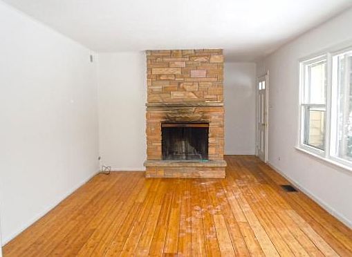 Nice Living Room with Fireplace