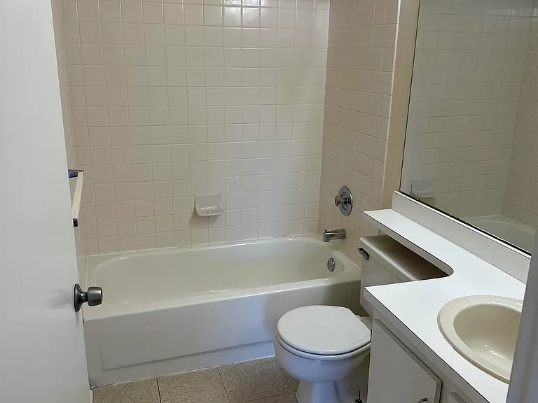 203 Colonial Ct — Photo 8