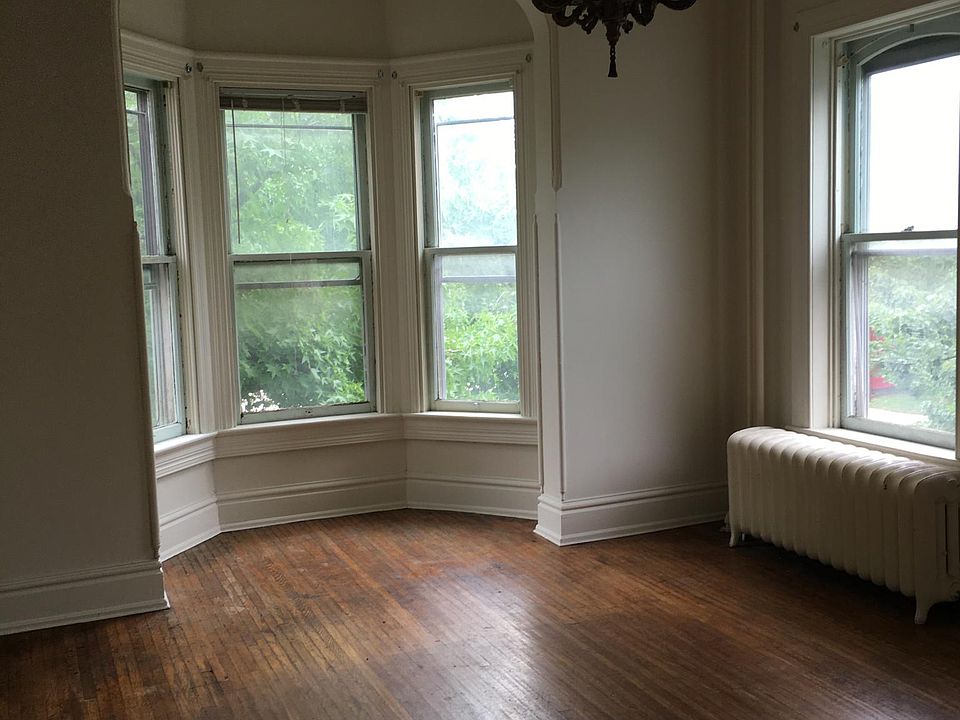2nd image of 303 Roosevelt Ave #2