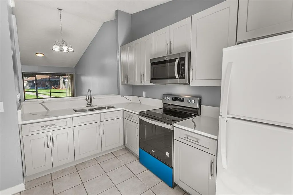 3 bed, 2.0 bath, 1070 sqft, $1,899 — Photo 3