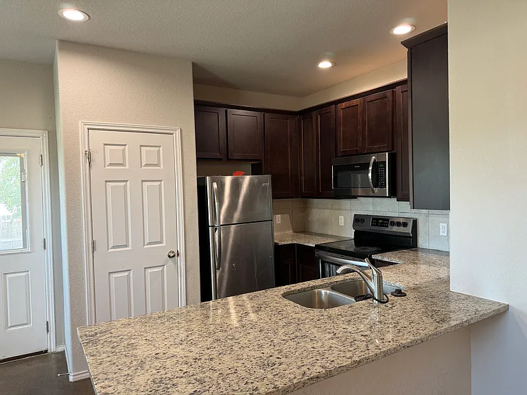 1139 Renee Way — Photo 4