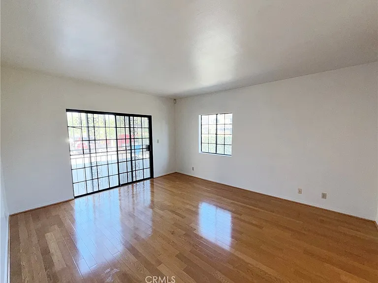 1050 Mayflower Ave — Photo 12