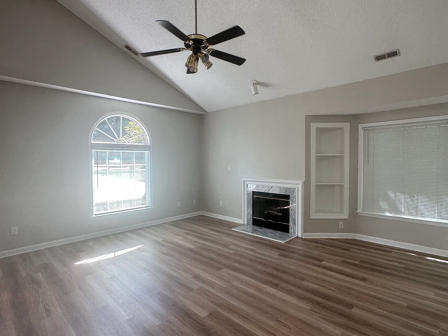 3 bed, 1417 sqft, $1,880 — Photo 3