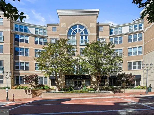 12000 Market St APT 379, Reston, VA 20190