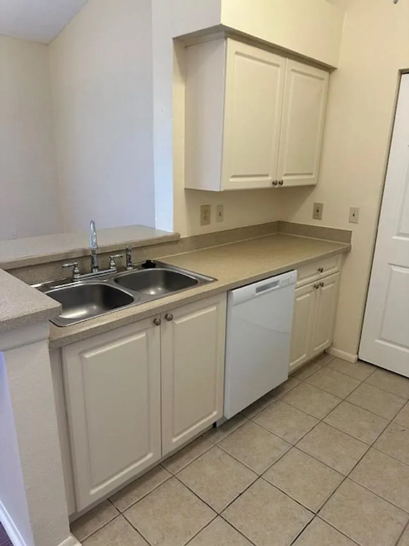 Great Location Super cute 1 Bedroom unit — Photo 4