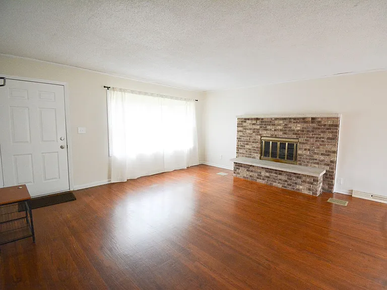 608 22nd St NE — Photo 3
