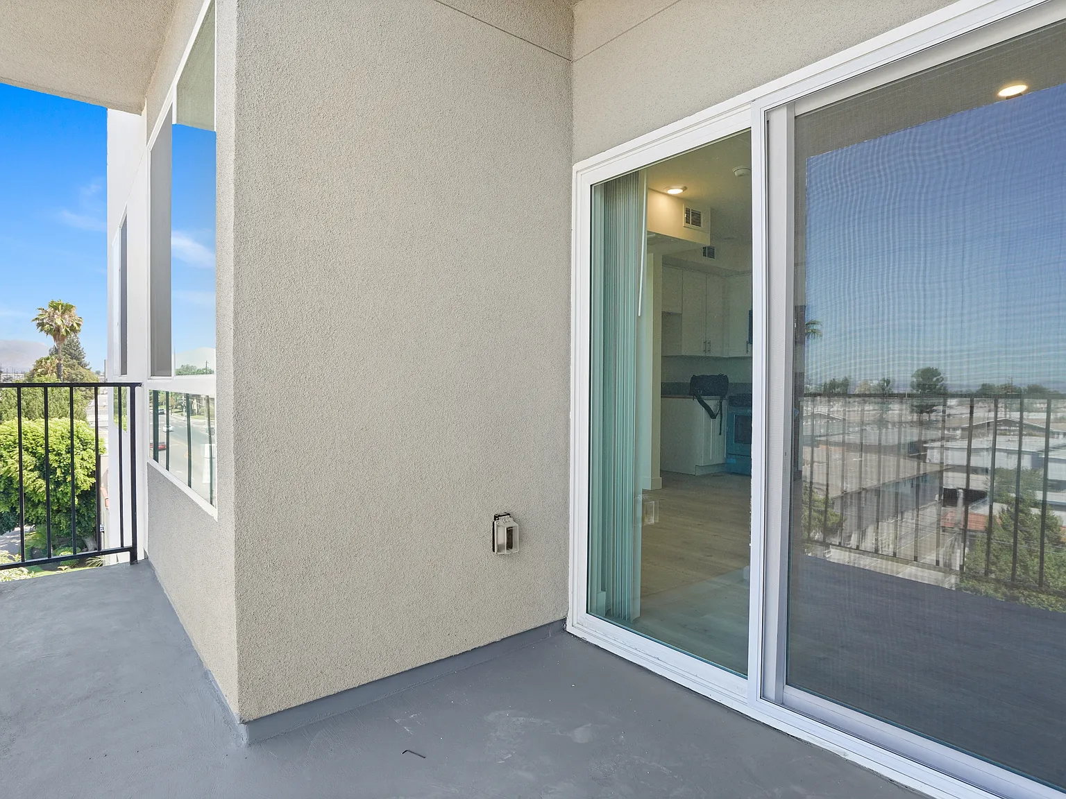 Van Nuys 24 - 304 — Photo 2