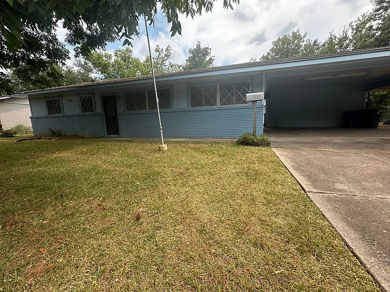 443 Janet Ln — Photo 2
