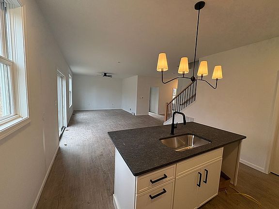 5th image of 729 Locust Grove Rd