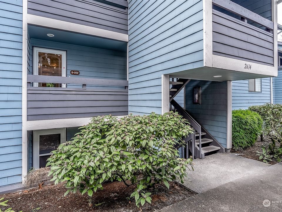 This charming single-level condo on the 2nd floor boasts two bedrooms and one full bathroom and is spread out over 983 square feet of living space.>