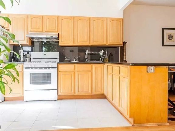 4th image of 216 Centre St APT 1F