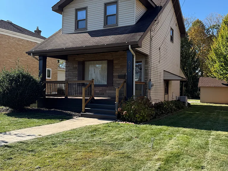 676 Elizabeth St — Photo 2