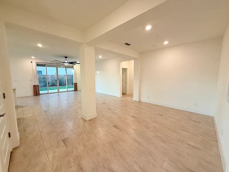 12920 Knightsbrook Ave — Photo 3