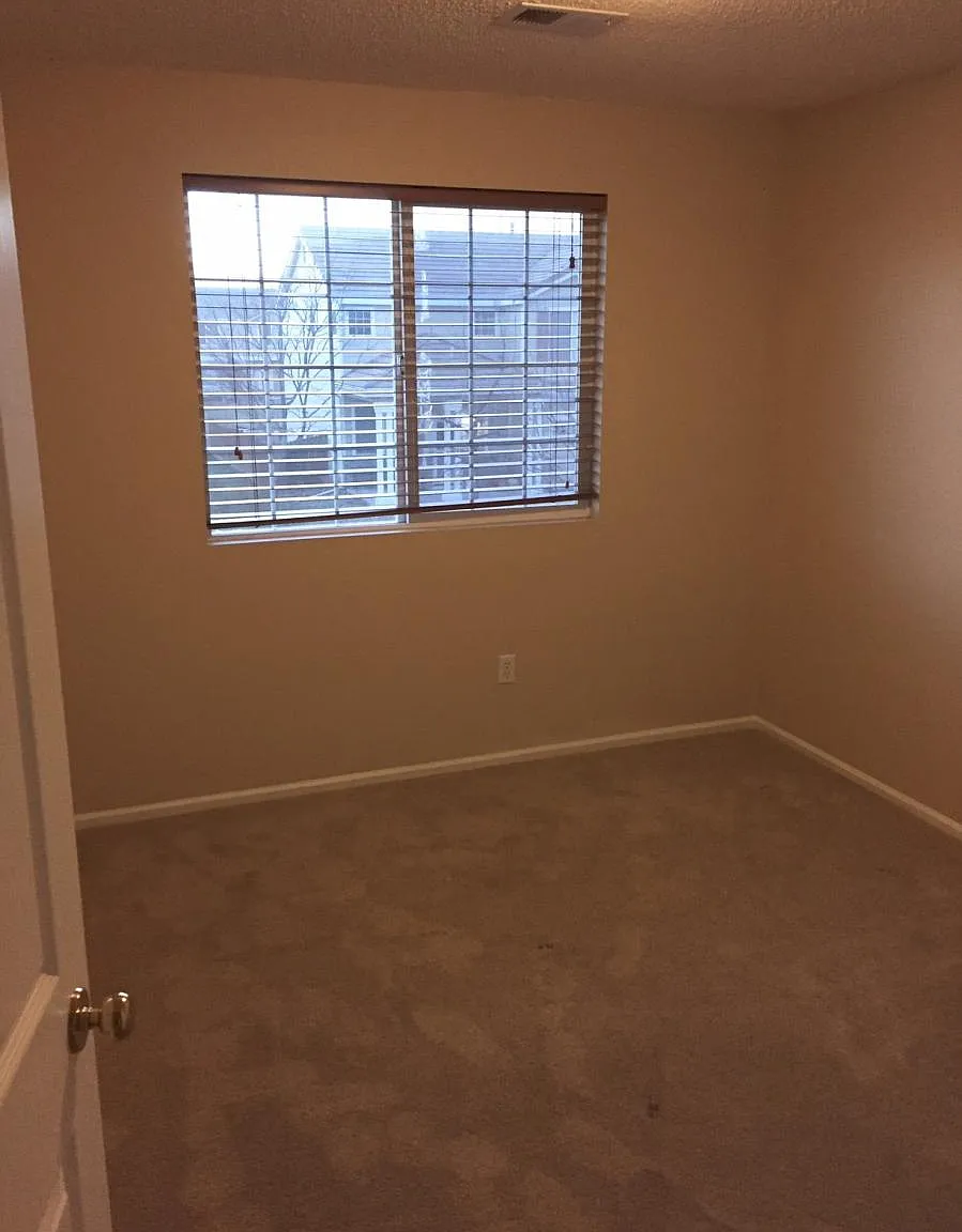 3 bed, 2.5 bath, 1379 sqft, $2,300 — Photo 3