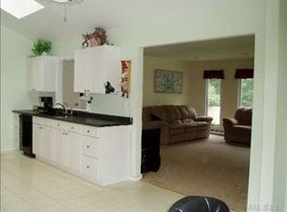 4 Cullen Ln, Middle Island, NY 11953