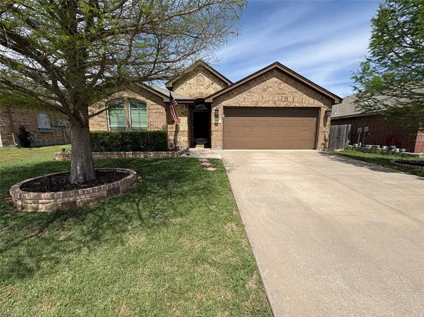 404 Brookhollow Ln, Saginaw, TX 76131