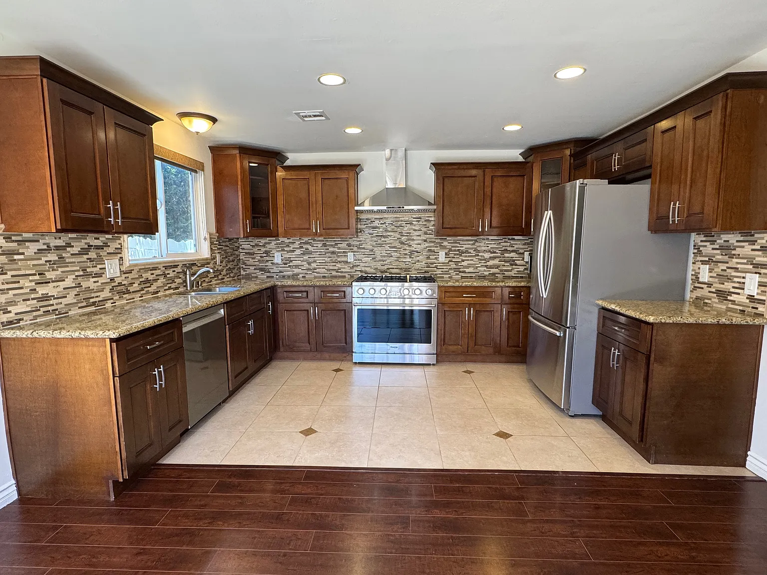 24224 Victory Blvd — Photo 2
