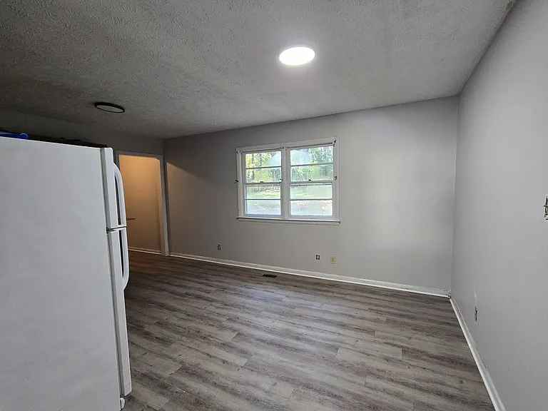 745 Rustland Dr — Photo 2