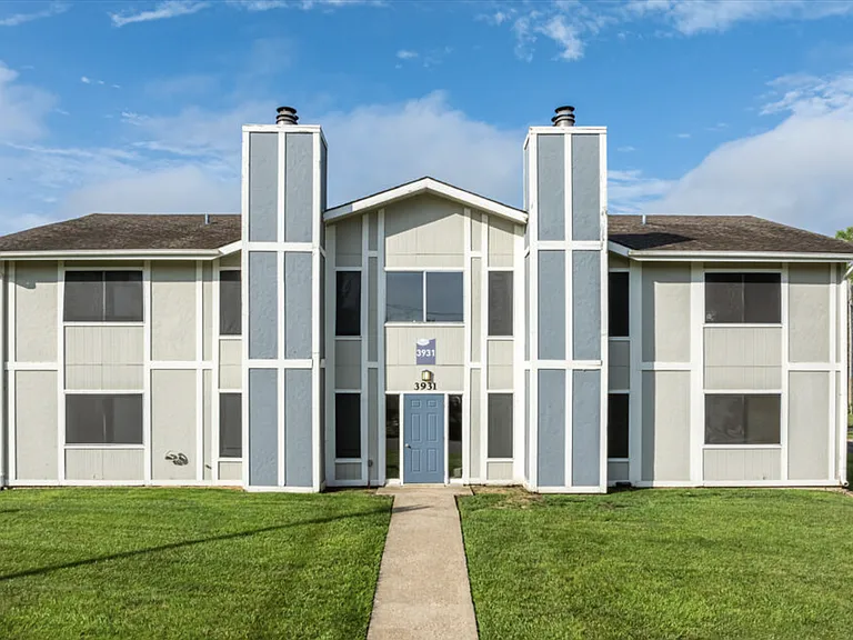 Whitehall Apartments — Photo 9