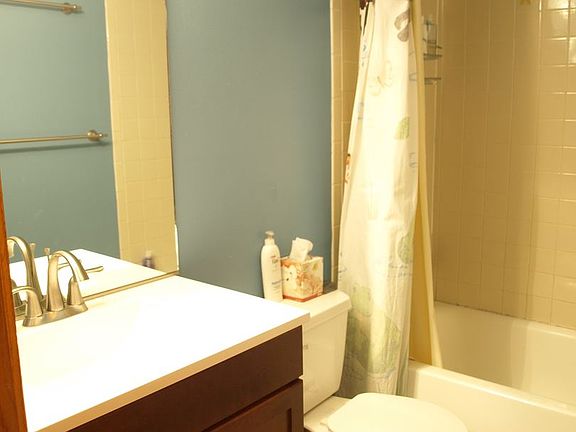 5th image of 1015 Vaughn St APT 05