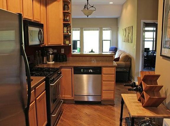 3rd image of 1357 W Argyle St #3