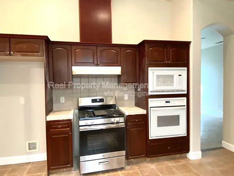 5801 W Chennault Ave — Photo 13