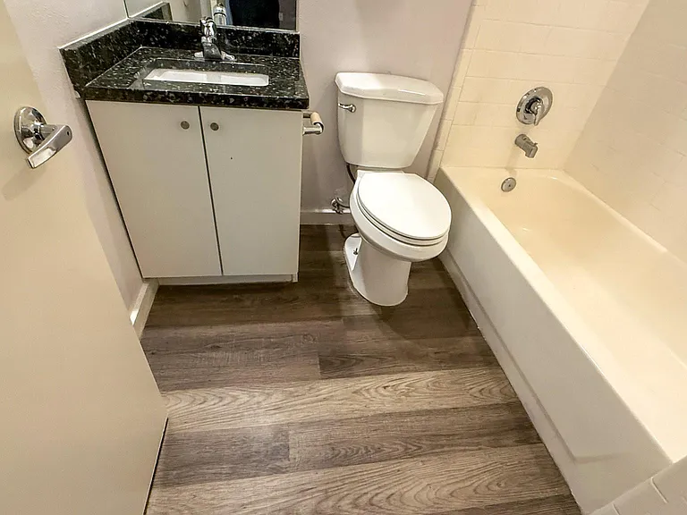 2605 Calumet St #16 — Photo 12