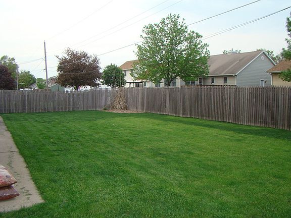 Back Yard : Plenty of room to play with privacy.