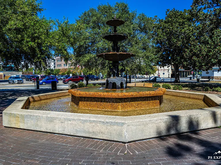 1306 E Gonzalez St #B — Photo 37