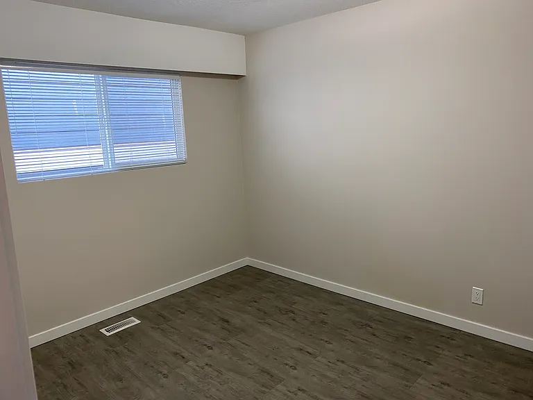 102 King Edward Ave E — Photo 17