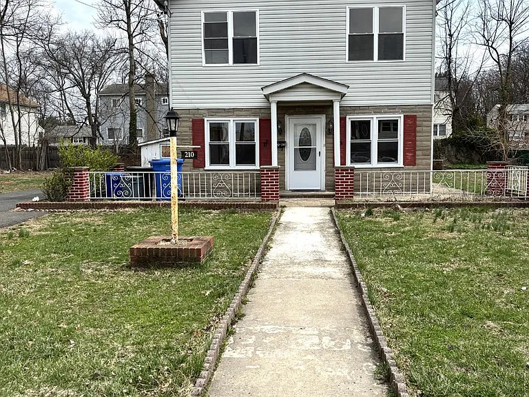 210 2nd St — Photo 1