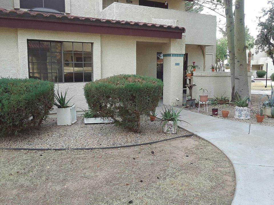 Front Entry w/ Patio